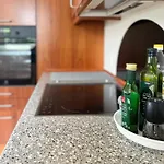 بيت للعطل 70s With Views Over The Sea